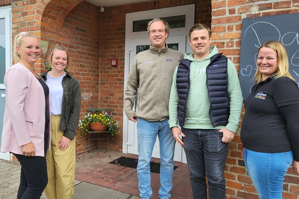 Alice Petersen, Kita-Leitung „Flohkiste“ (v. lks.) und Ann-Kathrin Lundt, 2. Vorsitzende Kindergartenförderverein, freuen sich über einen weiteren Baustein für den Bewegungsraum der „Flohkiste“ in Höhe von 400 Euro von Sebastian und Stefan Dose, Geschäftsführer der Otto Cobobes GmbH, den Laura Schumacher bei ihren Chefs eingeworben hatte.