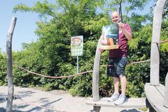 Mit Plakaten, auf denen sich entsprechende QR-Codes zur Teilnahme befinden, wirbt die Jugendarbeit der Gemeinde Ratekau um Jugendarbeiter Patrick Bohle, für die Umfrageaktion.