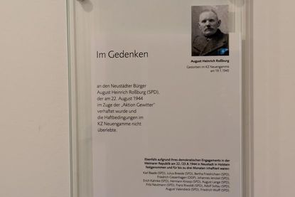 Die Gedenktafel würdigt den ehemaligen Stadtverordneten August Heinrich Roßburg, der im KZ Neuengamme an den unmenschlichen Haftbedingungen starb.