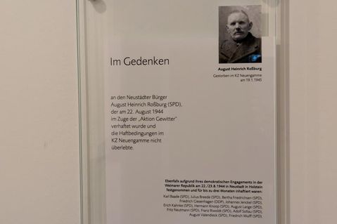 Die Gedenktafel würdigt den ehemaligen Stadtverordneten August Heinrich Roßburg, der im KZ Neuengamme an den unmenschlichen Haftbedingungen starb.
