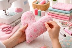 Mit viel Liebe und Engagement fertigen die Ehrenamtlichen von Mützenherz Herzkissen, Portkissen, Mützen, Bandanas und weitere Hilfen für Menschen mit einer Krebserkrankung.