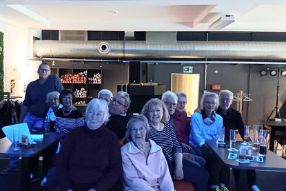 Bewegung gibt es beim Bowling.