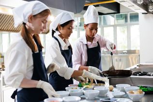 Die Ausbildung zum Koch und zur Köchin dauert drei Jahre.