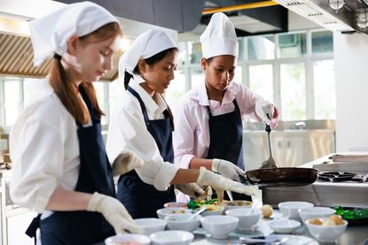 Die Ausbildung zum Koch und zur Köchin dauert drei Jahre.