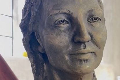 Porträtkopf aus gebranntem Ton von Cathrin Schulz-Mirbach.