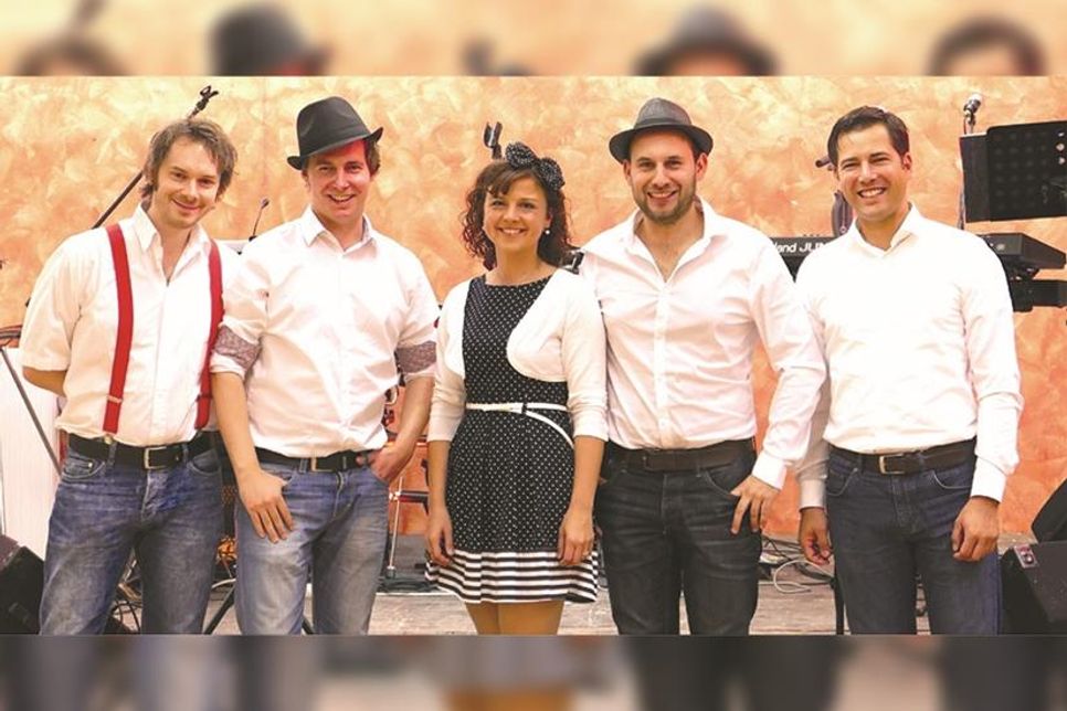 Am Samstagabend steht die Band „Baltic live“ auf der Bühne und sorgt für gute Stimmung im Brügmanngarten.