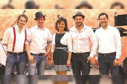 Am Samstagabend steht die Band „Baltic live“ auf der Bühne und sorgt für gute Stimmung im Brügmanngarten.