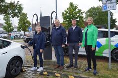 Projektleitung der nonoxx pro GmbH Marla Eberlein, Bürgermeister Mirko Spieckermann, Geschaftsführer der nonoxx pro GmbH Matthias Behrens und Anne Reimers von den Stadtwerken Neustadt weihen die neue Schellladesäule auf dem Klosterhof ein.