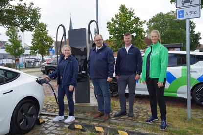 Projektleitung der nonoxx pro GmbH Marla Eberlein, Bürgermeister Mirko Spieckermann, Geschaftsführer der nonoxx pro GmbH Matthias Behrens und Anne Reimers von den Stadtwerken Neustadt weihen die neue Schellladesäule auf dem Klosterhof ein.