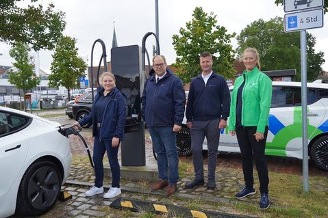 Projektleitung der nonoxx pro GmbH Marla Eberlein, Bürgermeister Mirko Spieckermann, Geschaftsführer der nonoxx pro GmbH Matthias Behrens und Anne Reimers von den Stadtwerken Neustadt weihen die neue Schellladesäule auf dem Klosterhof ein.