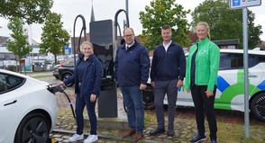 Projektleitung der nonoxx pro GmbH Marla Eberlein, Bürgermeister Mirko Spieckermann, Geschaftsführer der nonoxx pro GmbH Matthias Behrens und Anne Reimers von den Stadtwerken Neustadt weihen die neue Schellladesäule auf dem Klosterhof ein.