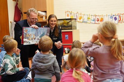 Direktionsbereichsleiter der Bundespolizei See Matthias Notbohm und Doreen Beckmann von der Stabsstelle Presse- und Öffentlichkeitsarbeit Bad Bramstedt waren zu Besuch in der Kita Am Kaiserholz.