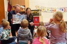 Direktionsbereichsleiter der Bundespolizei See Matthias Notbohm und Doreen Beckmann von der Stabsstelle Presse- und Öffentlichkeitsarbeit Bad Bramstedt waren zu Besuch in der Kita Am Kaiserholz.