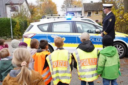 Auf dem Parkplatz vor der Kita wurden Martinshorn und Blaulicht vorgeführt.