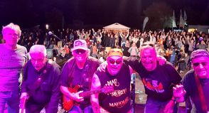 Mad Murph Mahoun verwandelte die Schwimmbadwiese in ein musikalisches Tollhaus.