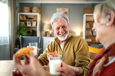 Milchprodukte liefern wichtiges Calcium und Eiweiß – ein wertvoller Beitrag zu einer ausgewogenen Ernährung. Foto: DJD/Lebensmittelverband Deutschland/Getty Images/Milan Markovic