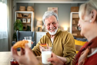 Milchprodukte liefern wichtiges Calcium und Eiweiß – ein wertvoller Beitrag zu einer ausgewogenen Ernährung. Foto: DJD/Lebensmittelverband Deutschland/Getty Images/Milan Markovic