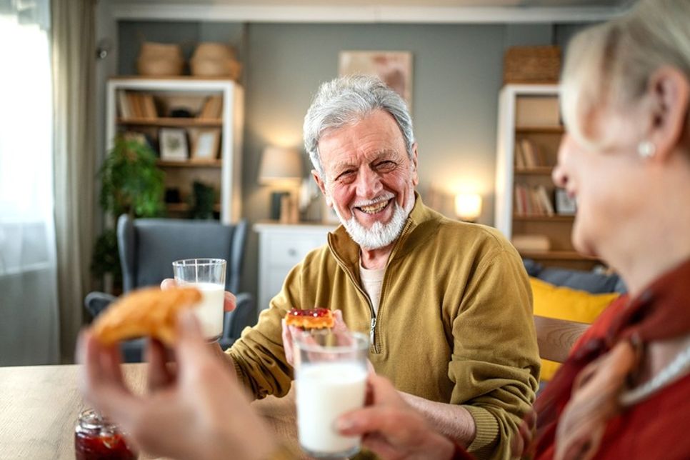 Milchprodukte liefern wichtiges Calcium und Eiweiß – ein wertvoller Beitrag zu einer ausgewogenen Ernährung. Foto: DJD/Lebensmittelverband Deutschland/Getty Images/Milan Markovic