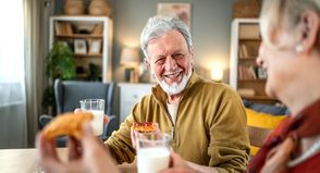 Milchprodukte liefern wichtiges Calcium und Eiweiß – ein wertvoller Beitrag zu einer ausgewogenen Ernährung. Foto: DJD/Lebensmittelverband Deutschland/Getty Images/Milan Markovic