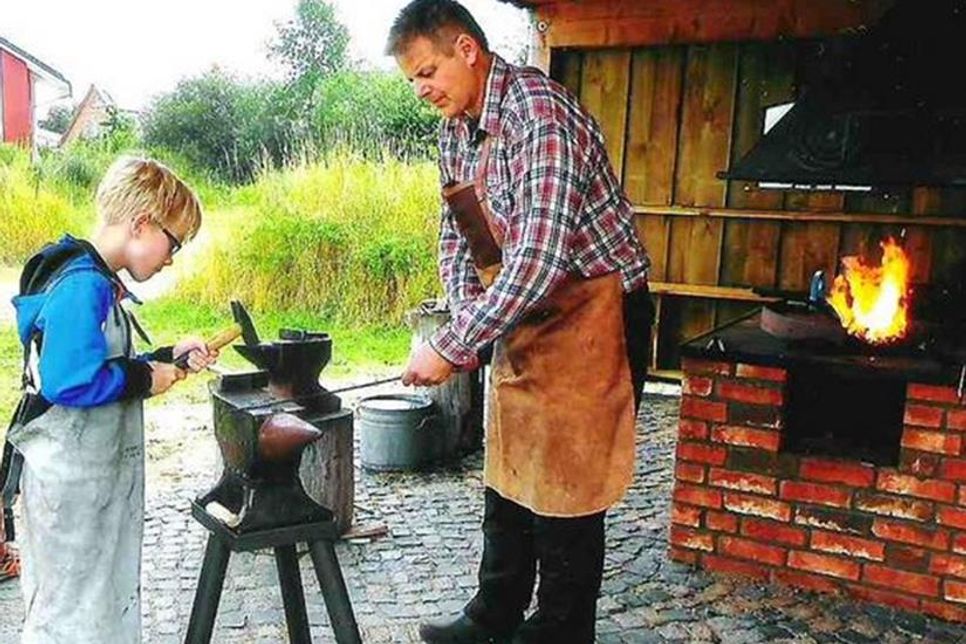 Schmiedearbeiten sind immer wieder faszinierend und locken vor allem junge Besucher an den Amboss.