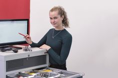 Kaufleute im E-Commerce arbeiten im Internethandel an der Schnittstelle von Einkauf, Werbung, Logistik, Buchhaltung und IT.