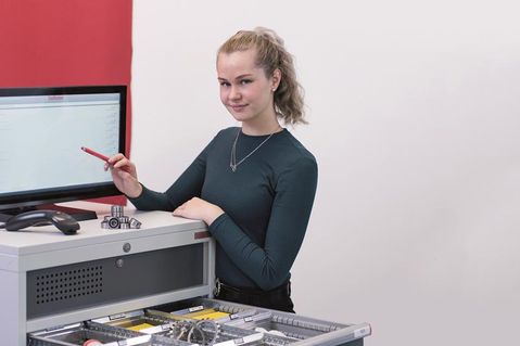 Kaufleute im E-Commerce arbeiten im Internethandel an der Schnittstelle von Einkauf, Werbung, Logistik, Buchhaltung und IT.