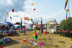 Die Windspiele auf der Festwiese zeigten alle Farben des Regenbogens.