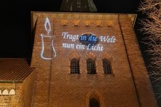Jede Adventswoche überrascht die Kirche mit einem neuen Motiv mit kurzem Vers.