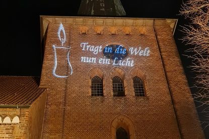 Jede Adventswoche überrascht die Kirche mit einem neuen Motiv mit kurzem Vers.