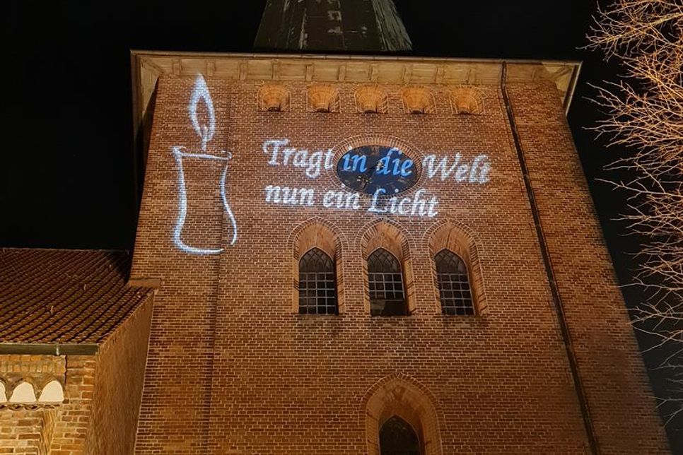 Jede Adventswoche überrascht die Kirche mit einem neuen Motiv mit kurzem Vers.