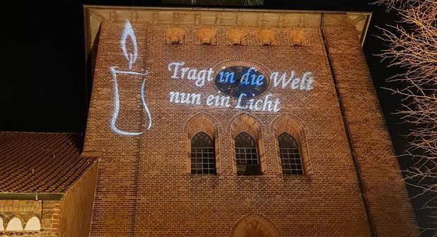 Jede Adventswoche überrascht die Kirche mit einem neuen Motiv mit kurzem Vers.