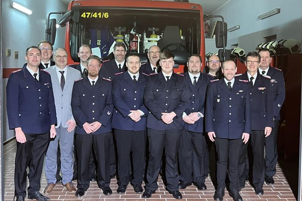 Julian Ehrich, Andreas Piening, Dietmar Lüdtke (Bürgermeister Gemeinde Riepsdorf), Christoph Hutzfeldt, Timm Mönnig, Henning Grobe, Marcel Dierks, Axel Ehrich, Matthes Paustian, Sebastian Vahlbruch, Bastian Bendfeldt (Gemeindewehrführer Riepsdorf), Sascha Seehase (Amtswehrführer Lensahn),  Michael  Hasselmann (Kreisbrandmeister des Kreises Ostholstein) und Stefan Reichmann (v. lks.).