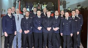 Julian Ehrich, Andreas Piening, Dietmar Lüdtke (Bürgermeister Gemeinde Riepsdorf), Christoph Hutzfeldt, Timm Mönnig, Henning Grobe, Marcel Dierks, Axel Ehrich, Matthes Paustian, Sebastian Vahlbruch, Bastian Bendfeldt (Gemeindewehrführer Riepsdorf), Sascha Seehase (Amtswehrführer Lensahn),  Michael  Hasselmann (Kreisbrandmeister des Kreises Ostholstein) und Stefan Reichmann (v. lks.).