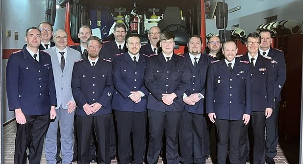 Julian Ehrich, Andreas Piening, Dietmar Lüdtke (Bürgermeister Gemeinde Riepsdorf), Christoph Hutzfeldt, Timm Mönnig, Henning Grobe, Marcel Dierks, Axel Ehrich, Matthes Paustian, Sebastian Vahlbruch, Bastian Bendfeldt (Gemeindewehrführer Riepsdorf), Sascha Seehase (Amtswehrführer Lensahn),  Michael  Hasselmann (Kreisbrandmeister des Kreises Ostholstein) und Stefan Reichmann (v. lks.).