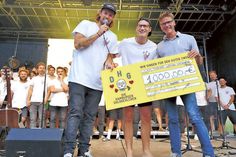 Tolle Geste: Die Gründer der „Hamburger Goldkehlchen“, Flemming Pinck (von links) und Max Michel, übergeben einen Spendenscheck in Höhe von 1.000 Euro für die Jugendfeuerwehr der Gemeinde Timmendorfer Strand an Tourismuschef Joachim Nitz. (Foto: René Kleinschmidt)