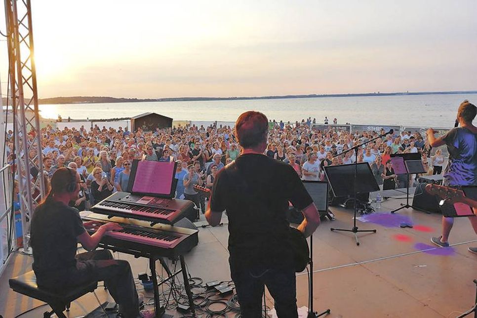 „Der Norden singt!“: Eine schöne Atmosphäre, bestes Sommerwetter, eine top Live-Band und ein begeistertes Publikum, das im Sundowner jeden Song mitsang, sorgten für ein unvergessliches Erlebnis am Freitagabend am Niendorfer Freistrand. (Foto: René Kleinschmidt)