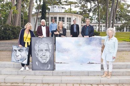 Titia Ohlhaver aus Scharbeutz (vorne von links), Silvia Bunke aus Haffkrug und Sabine Inselmann aus Rellingen sind drei der teilnehmenden Künstlerinnen, die sich mit den Veranstaltern auf die erste „Cross Art Messe“ freuen.