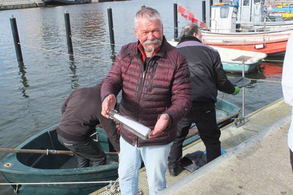 Amtsbruder Norbert Schöning mit der Flaschenpost von Carlos, einem 7-jährigen Feriengast.