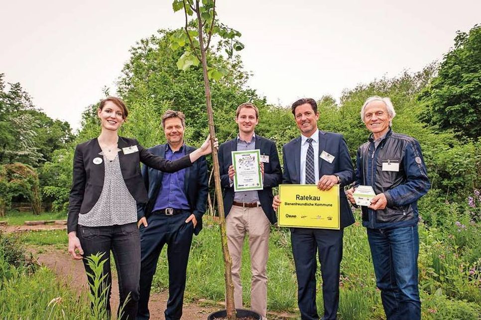 In Kiel nahmen der ehemalige Leiter des Umweltabteilung, Jürgen Leicher (r.), sein Nachfolger Torben Illige (m.) und Ratekaus Bürgermeister Thomas Keller (2.v.r.) die Auszeichnung von Birte Pankau (BUND, Leiterin des Projektes Bienenfreundlichste Kommune Schleswig-Holsteins) und Umweltminister Dr. Robert Hobeck entgegen. (Foto: Frank-Michael Peter)