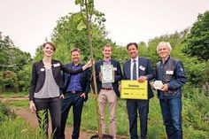 In Kiel nahmen der ehemalige Leiter des Umweltabteilung, Jürgen Leicher (r.), sein Nachfolger Torben Illige (m.) und Ratekaus Bürgermeister Thomas Keller (2.v.r.) die Auszeichnung von Birte Pankau (BUND, Leiterin des Projektes Bienenfreundlichste Kommune Schleswig-Holsteins) und Umweltminister Dr. Robert Hobeck entgegen. (Foto: Frank-Michael Peter)
