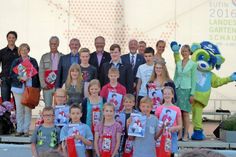 Juroren und Teilnehmer des plattdeutschen Vorlesewettbewerbes 2015/2016 „Schölers leest Platt“.