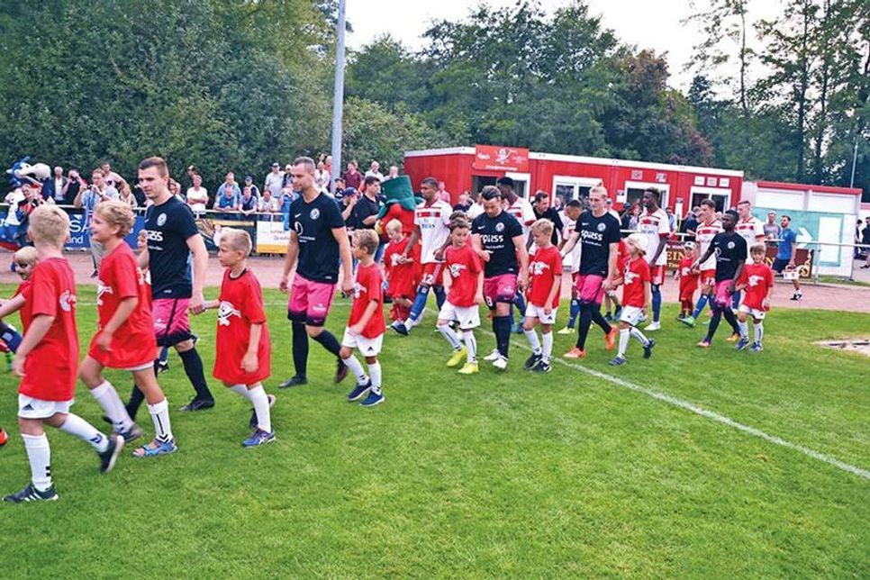 Die beiden Mannschaften beim Einlauf ins Stadion. (Foto: René Kleinschmidt)