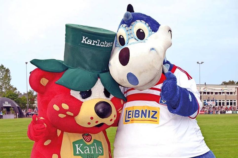 HSV-Maskottchen Dino Hermann war ebenfalls vor Ort und beliebtes Fotomotiv, hier mit „Karlchen“, dem Maskottchen von „Karls Erlebnis-Dorf“ (Trikotsponsor des NTSV). (Foto: René Kleinschmidt)