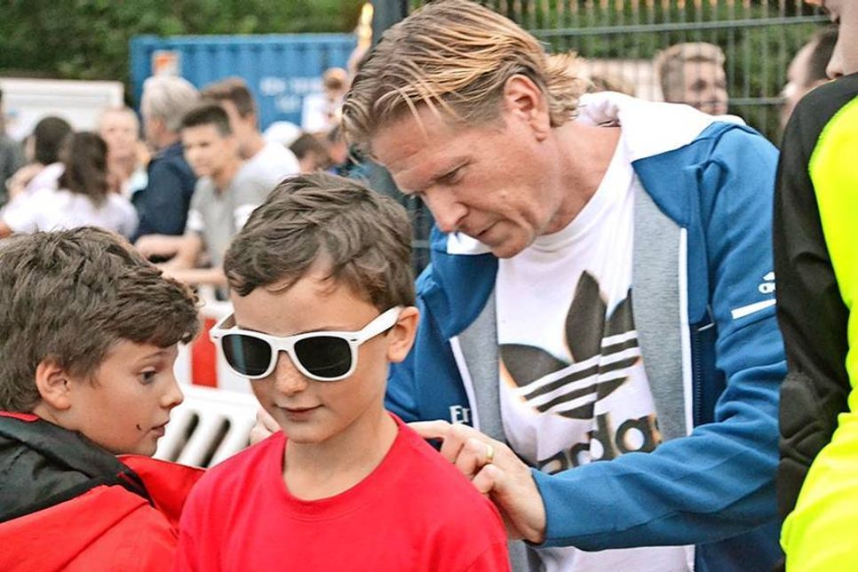 HSV-Stars hautnah: Nicht nur die Spieler, sondern auch Trainer Markus Gisdol, schrieben nach dem Spiel fleißig Autogramme. (Foto: René Kleinschmidt)