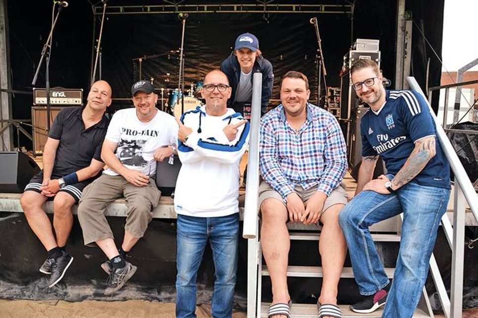 Nach dem Spiel hat die Fußball-Band „Abschlach“ in der Strand-Arena noch ein Live-Konzert zum Ausklang gegeben, hier mit Stadionsprecher Frank "Ente" Oldhof (Mitte). (Foto: René Kleinschmidt)
