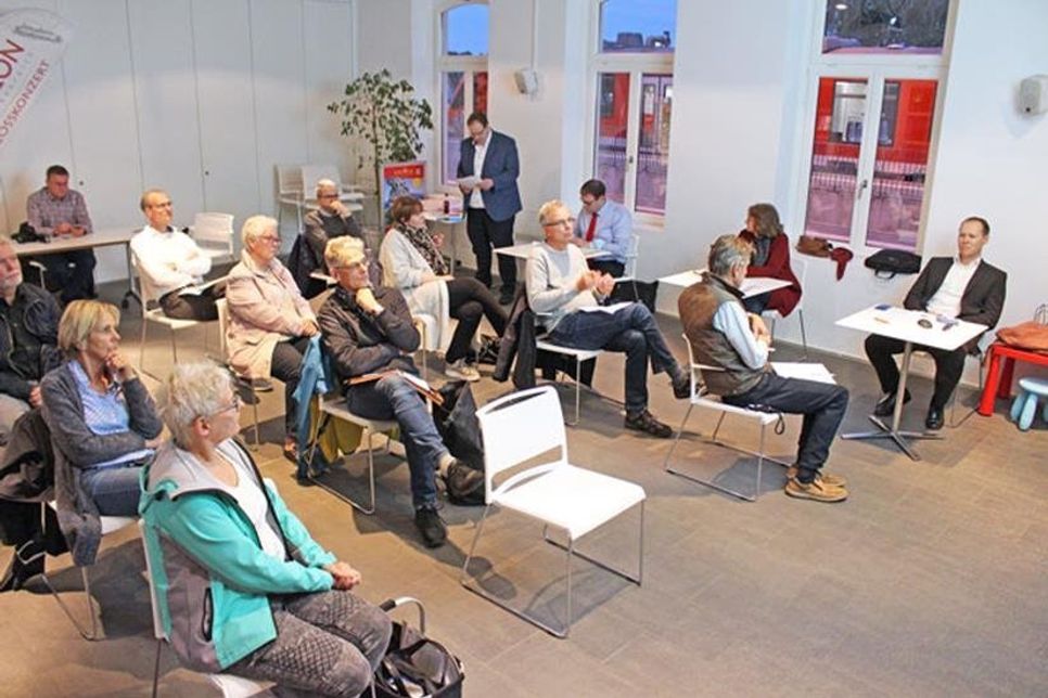 Mitgliederversammlung unter Coronabedingungen: Mit Abstand und seitlich zueinander berieten Mitglieder und geschäftsführender Vorstand über die Zukunft des Vereins.