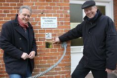 Klaus-Martin Bresgott (lks.) brachte zusammen mit Pastor Holger J. Lorenzen die Plakette des EDK am Alten Pastorat an.