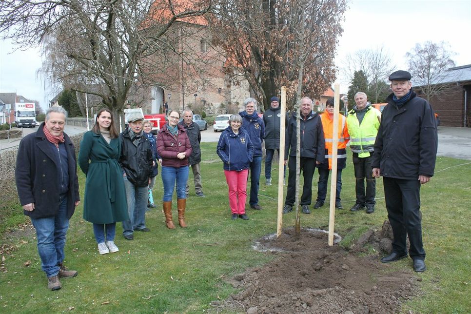 Im Anschluss an die Vorstellung der Projekte wurde ein ökologisch wertvoller Baum (Conference-Birne) gepflanzt.