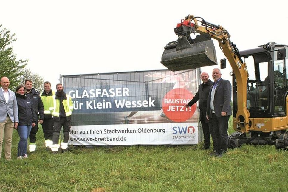 Oldenburgs Bürgermeister und Stadtwerke-Geschäftsführer Jörg Saba, Stadtwerke-Geschäftsführer Marc Missling sowie die Stadtwerke-Mitarbeiter Sascha Bernotat, Christoph Meckelmann, Pascal Becker, Sabrina Wolgast und Kenneth Clausen freuten sich am Ort des ersten Spatenstichs über den Start der Glasfaseranbindung für die Oldenburger Ortsteile Dannau und Klein Wessek.