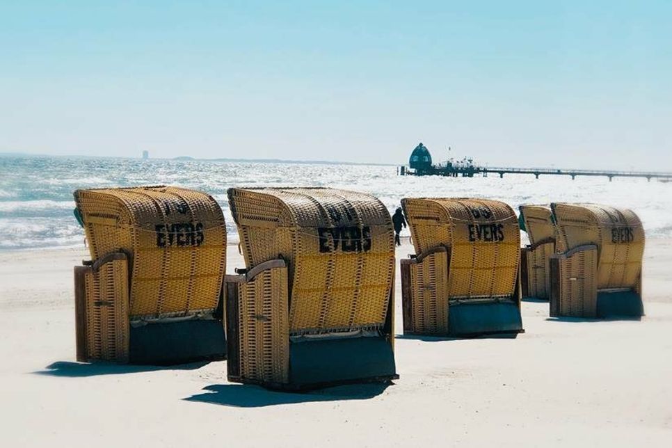 Eine der beliebtesten Sitzgelegenheiten in Deutschland: Der Strandkorb.